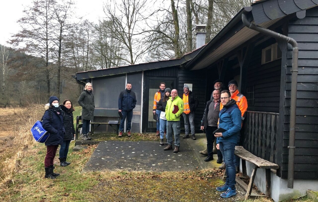 Laura Holle (Planung) und Axel Krumbach (Ausschreibung, Bauüberwachung) (3.+4. v.l.) vom IB Berg beim gemeinsamen Baustelleneinweisungstermin mit den ausführenden Firmen an der Anglerhütte am Stausee Auw