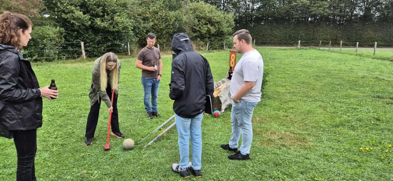 Mitarbeiter des Ingenieurbüro H. Berg & Partner GmbH beim Betriebsausflug nach Vossenack zum Bauerngolf