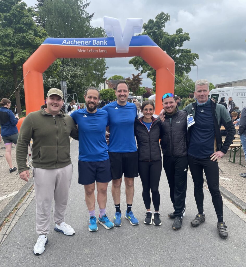 Die beiden Triathlon-Teams des IB Berg beim Abraxas-Triathlon 2025 vor der Ziellinie