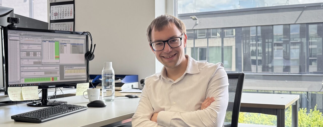 Werkstudent Leon an seinem Arbeitsplatz im Ingenieurbüro H. Berg & Partner GmbH