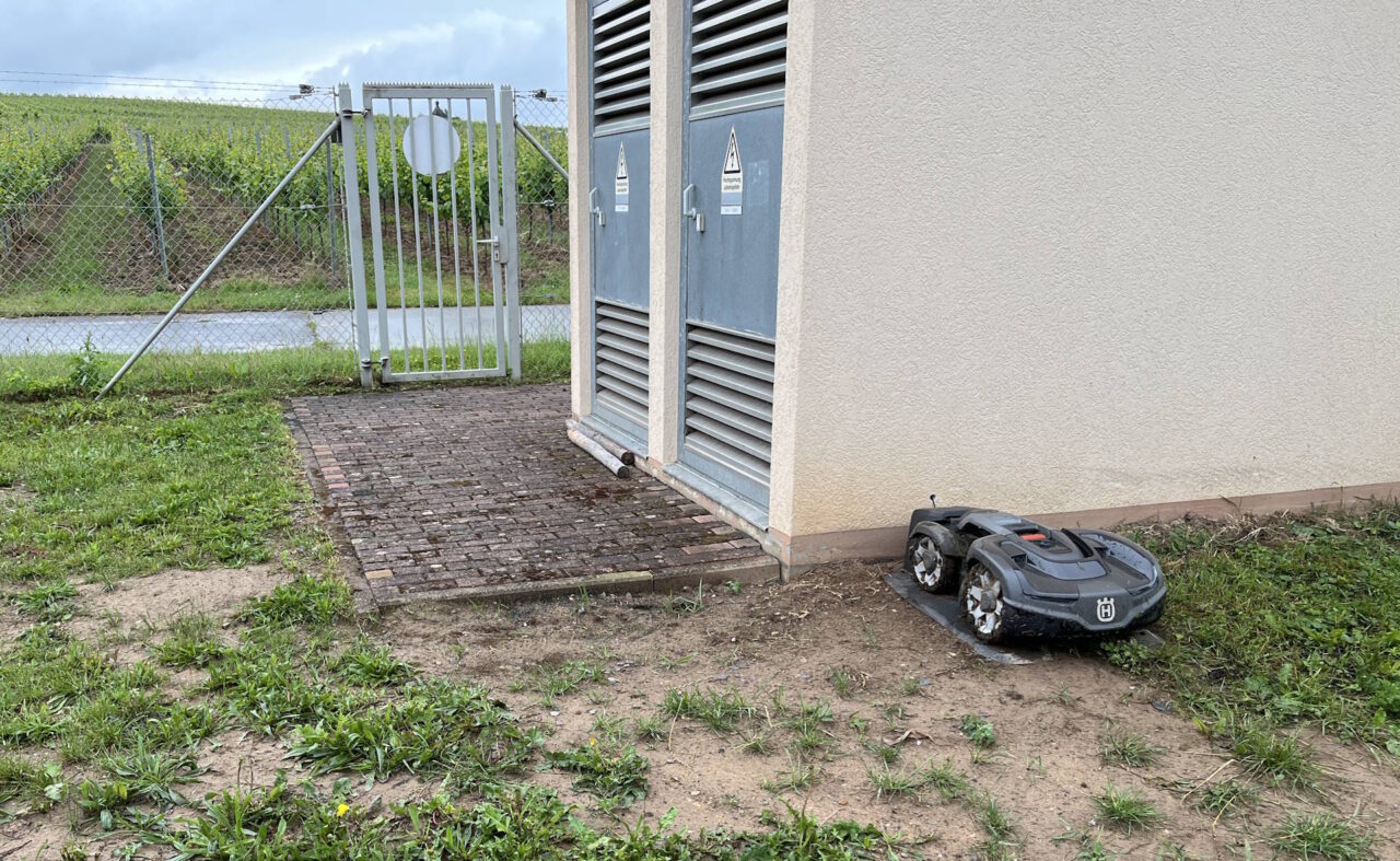 Die Pflege der Grünflächen auf der GKA Leiwen übernimmt ein Mähroboter - natürlich geladen mit eigenem PV-Strom