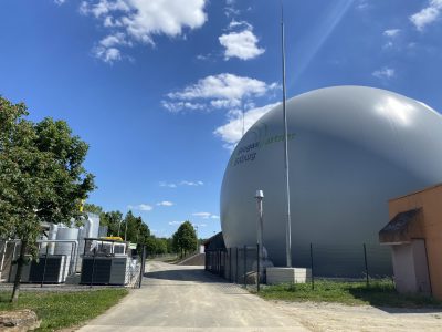 Biogasaufbereitungsanlage (links), Rohbiogasspeicher, Kondensatschacht und Überdrucksicherung (rechts)